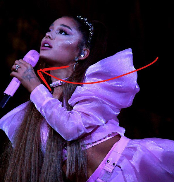 What microphone does Ariana Grande use1